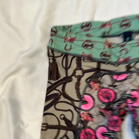 Maaji workout pants. Good condition, never worn. Size Medium - Picture 3 of 8